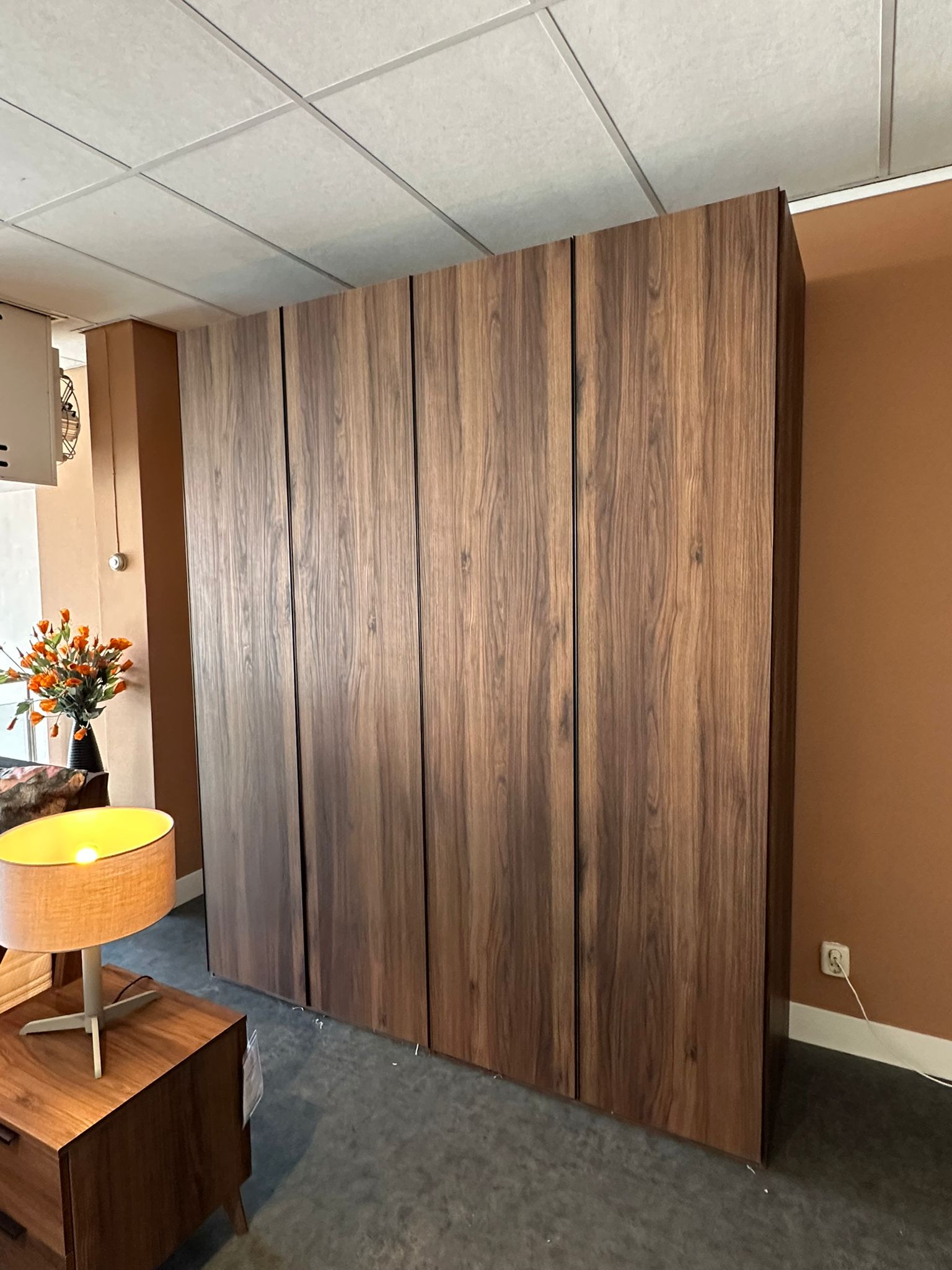 Linnenkast donkerbruin hout